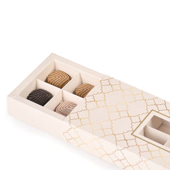 علبة فاخرة للشكولاتة والحلويات بنافذة شفافة اللون بيجي بزخارف ذهبية