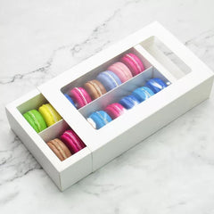 علب ماكارون بيضاء بغطاء شفاف