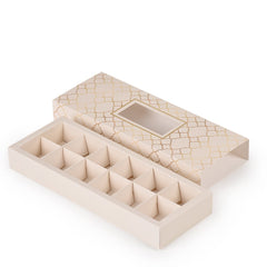 علبة فاخرة للشكولاتة والحلويات بنافذة شفافة اللون بيجي بزخارف ذهبية