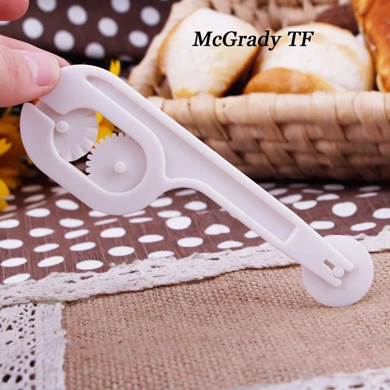 Sugar paste cutting machine with 3 wheels 