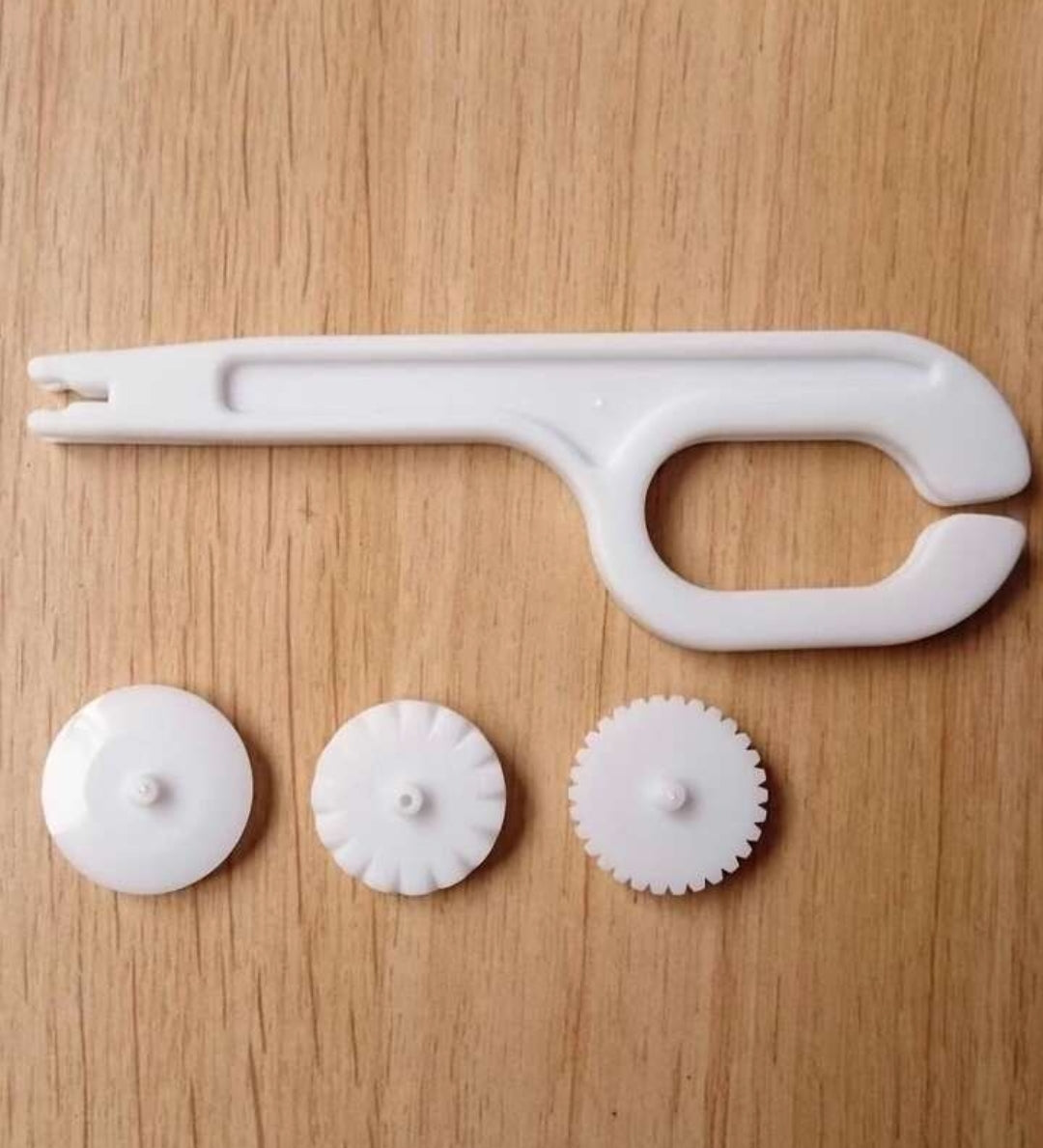 Sugar paste cutting machine with 3 wheels 